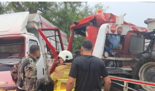 Bursa Orhangazi'de Feci Kaza: Çekici ile Kamyonet Çarpıştı, 4 Yaralı