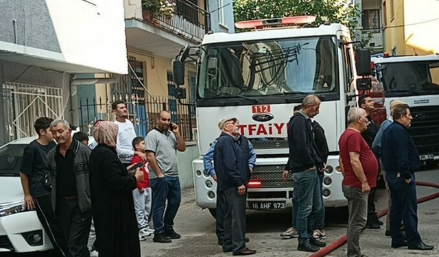 Bursa'da Korkutan Bina Yangını! 4. Kattaki Daire Kül Oldu