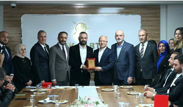 GÜÇ KATIYOR: AK Parti Bursa'da 800 Yeni Üye Katılımıyla Büyük Coşku!