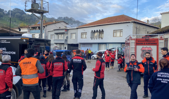 BURSA'DA ALZHEİMER ALARMI: 80 YAŞINDAKİ MUSTAFA ABİ'DEN ÜÇÜNCÜ GÜNDE DE İZ YOK! ARAMA ÇEMBERİ 10 KM'YE ÇIKARILDI