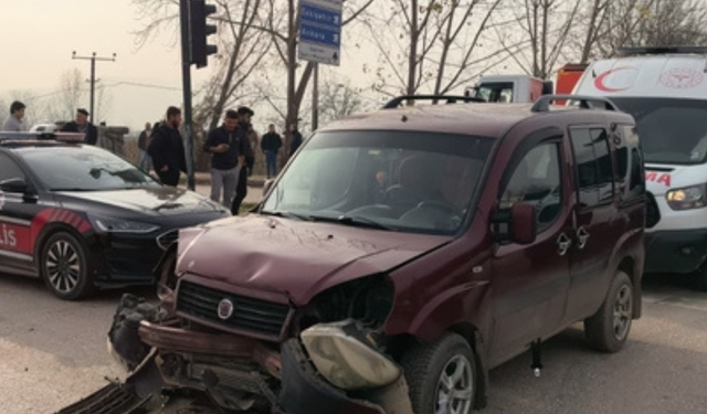 Bursa'da Feci Kaza: Hafif Ticari Araçlar Çarpıştı, 3'ü Çocuk 7 Yaralı!
