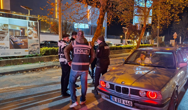 Bursa’da Gece Mesaisi: Polis Ekiplerinden Şehrin Dört Bir Yanında Dev Asayiş Denetimi!