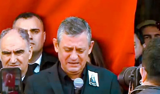 CHP Lideri Özgür Özel, Genç Başkanın Cenazesinde Gözyaşlarına Boğuldu: "Kendi Evladımı Kaybetmiş Gibiyim"