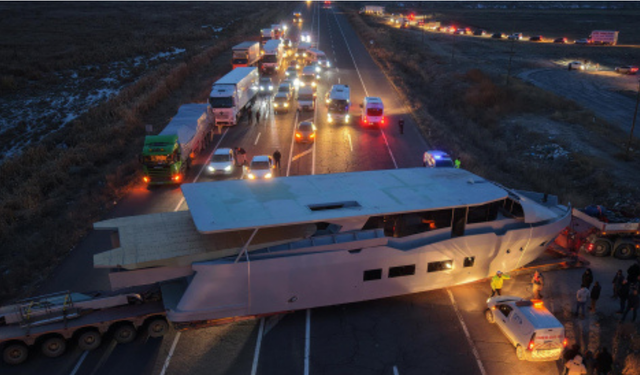 Erzurum-Artvin Yolunda 45 Tonluk Yat Yüklü TIR Arızalandı: Trafik Çift Yönlü Kapandı