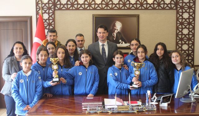 Bursa Davut Zeki Akpınar Ortaokulu'ndan Okul Sporlarında Çifte Başarı