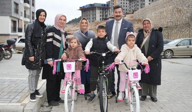 Bursa'da Üç Çocuğa Bisiklet Hediye Edildi
