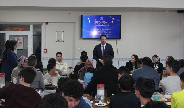Keles Kaymakamı Gürses, Öğrencilerle İftar Sofrasında Buluştu
