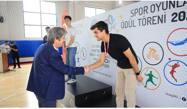 BUÜ Spor Oyunları’nda şampiyonlar kürsüye çıktı