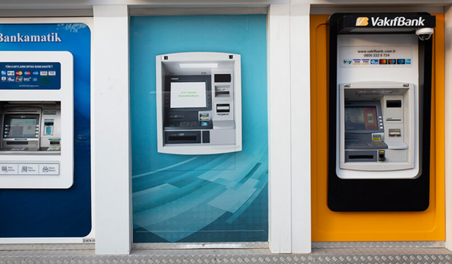 Banka Müşterilerine SMS Gönderildi: ATM’ler Kaldırılıyor, Yeni Para Çekme Dönemi Başladı