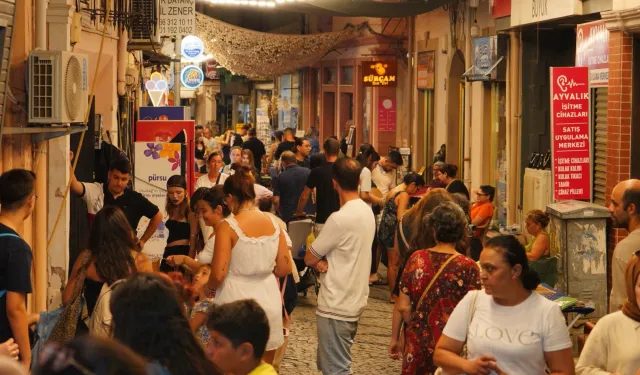 Ayvalık'ta üretici ve el emeği pazarı renk katıyor