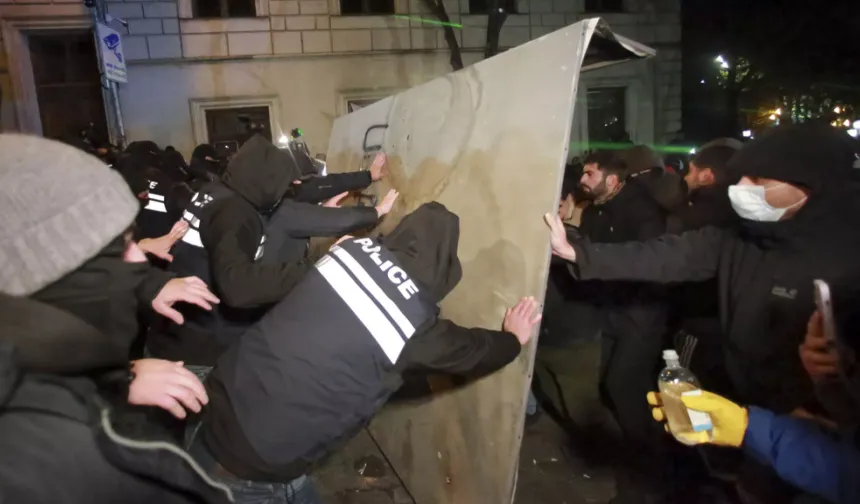 Gürcistan'da AB üyelik müzakerelerinin askıya alınması protesto edildi