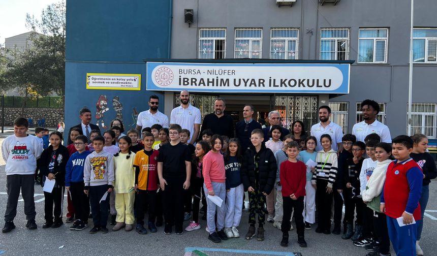 Bursaspor Yörsan Basketbol Kulübü, Öğretmenler Günü dolayısıyla  İbrahim Uyar İlkokulu’nu ziyaret etti