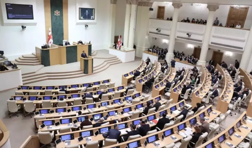 'LGBT yürüyüşlerinin' ve 'renkli öğelerin' yasaklanmasını öngören yasa tasarısı MecliseSunuldu