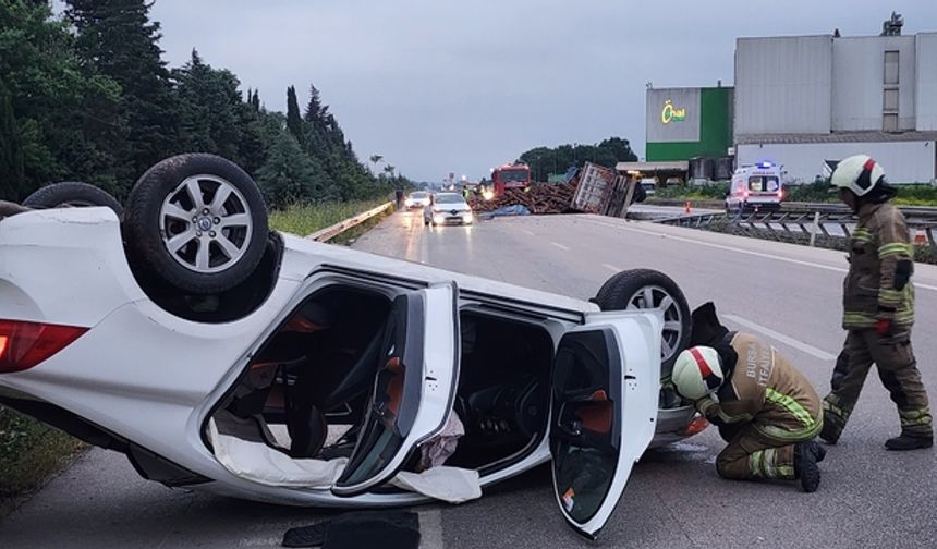 Devrilen Kamyondan Dökülen Tomruklara Çarpan Otomobil Takla Attı