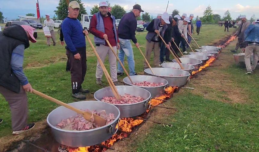 Bursa Yamanlı’da 80 Yıllık Keşkek Geleneği Bu Yıl Rekor Katılımla Yaşatıldı