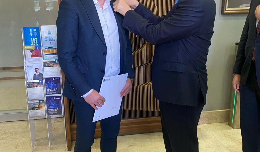 İYİ Parti'den istifa etti ve Deva Partisi'ne geçti