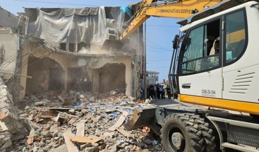 Bursa'da Kaçak Yapı Yıkıldı: Osmangazi Belediyesi İki Katlı Evi Yıktı