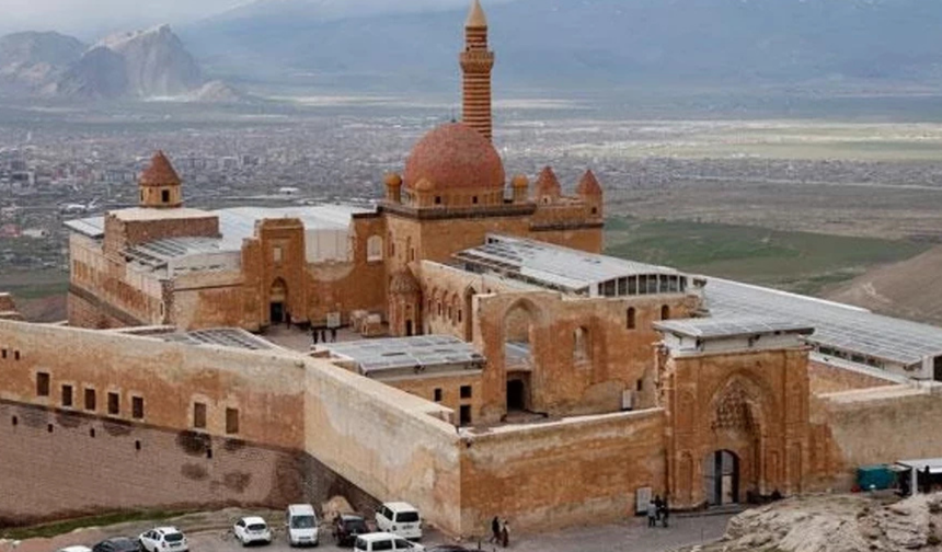 Anadolu'nun Çatısı'nda Bir Mimari Şaheser: İshak Paşa Sarayı'nın Gizemli Tarihi ve Eşsiz Mimarisi