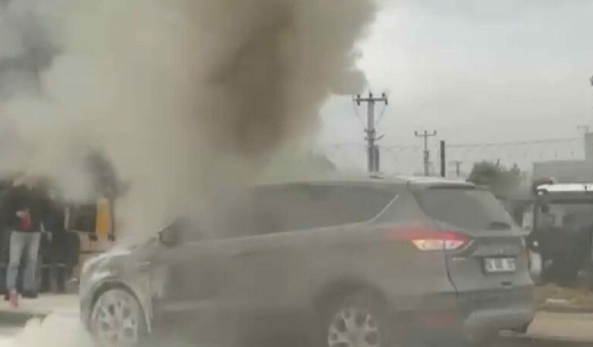Bursa'da Seyir Halindeki Otomobilde Yangın Paniği! Polis Hızır Gibi Yetişti