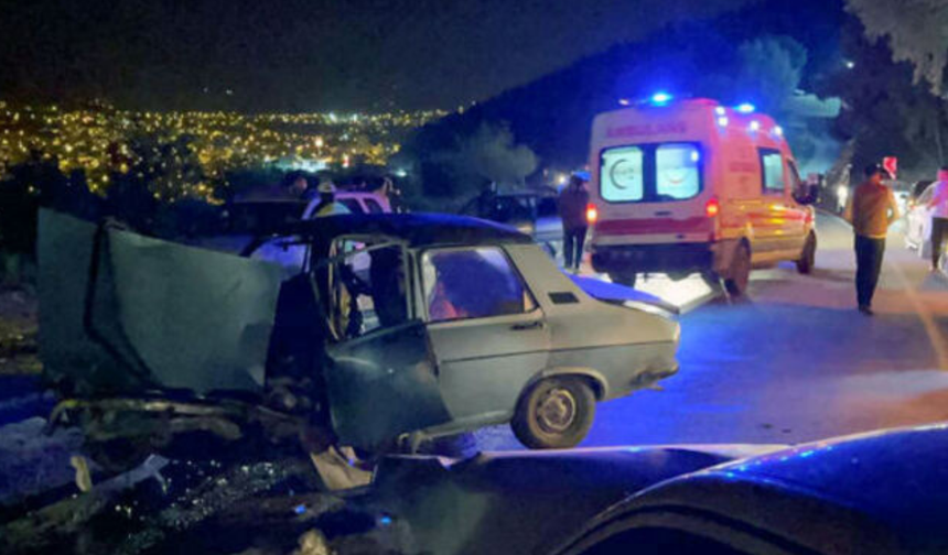 ADANA'DA KORKUNÇ KAZA: İKİ OTOMOBİL KAFA KAFAYA ÇARPIŞTI, 7 YARALI!