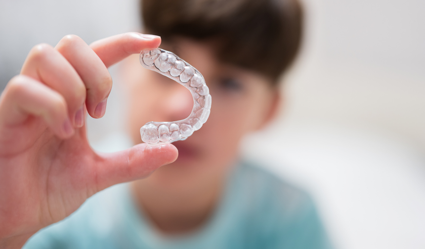 ORTODONTİ UZM. DOÇ. DR. BÜLENT ÇATALBAŞ:   “DÜZGÜN DİŞ İÇİN ŞEFFAF PLAK”