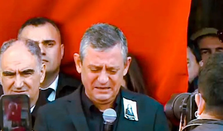 CHP Lideri Özgür Özel, Genç Başkanın Cenazesinde Gözyaşlarına Boğuldu: "Kendi Evladımı Kaybetmiş Gibiyim"