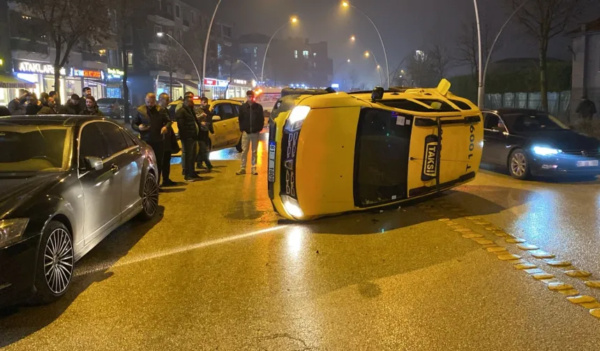 Düzce'de ticari taksi park halindeki araca çarpıp devrildi!