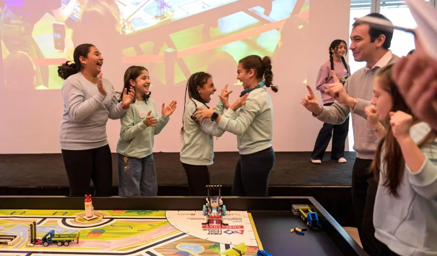 Geleceğin mühendis kızları, yaratıcılığı İzmir'de teknolojiyle buluşturdu