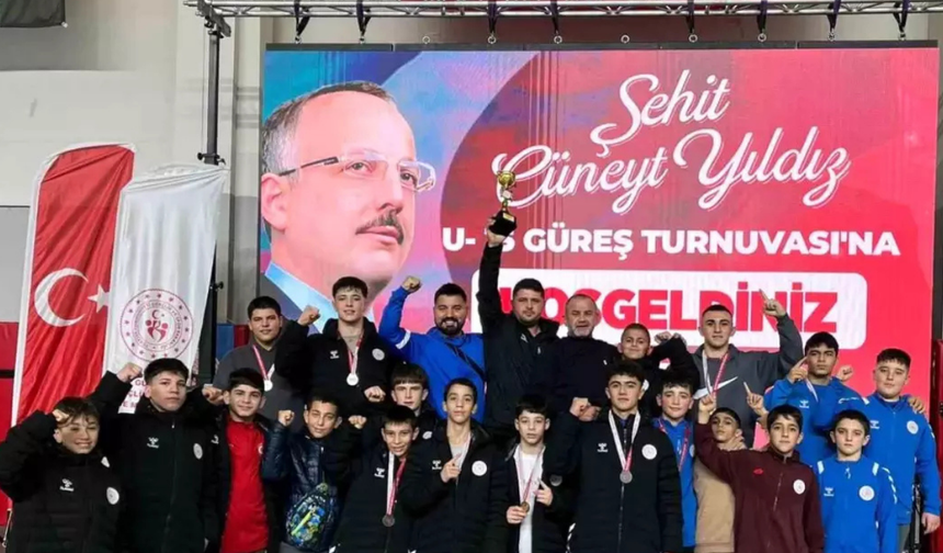 Korkuteli'nin Genç Pehlivanları Bursa’da Tarih Yazdı: 9 Madalya ile Takım Şampiyonluğu!