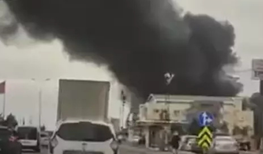 SON DAKİKA | İstanbul Büyükçekmece'de İş Yeri Yangını: Dumanlar Gökyüzünü Sardı!