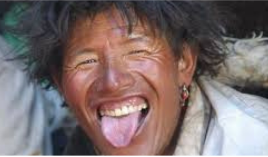 Tibet’te İnsanlar Neden Dil Çıkararak Selamlaşır? İşte Bu İlginç Geleneğin Kökeni
