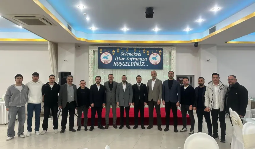 AK Parti Heyeti Van Muradiyeliler Derneği İftarında Buluştu