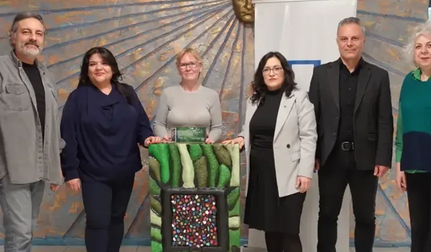 Mimarlar Odası Bursa Şubesi'ne Sanatçı Burcu Kızılkaya'dan Özgün Eser Hediyesi