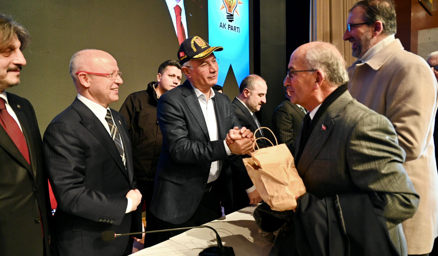 AK Parti Bursa İl Başkanlığı bayramlaşma törenini gerçekleştirdi: Yoğun katılım dikkat çekti