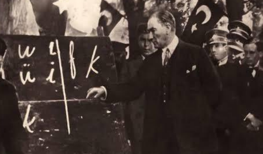 Atatürk’ün yeni harfleri tanıttığı o tarihi fotoğraf Nerede?