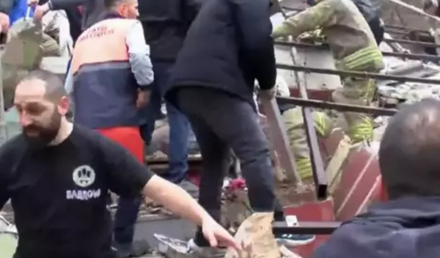 İstanbul Fatih’te Bina Çöktü! Kurtarma Çalışmaları Sürüyor